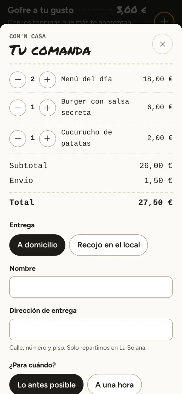 Captura de la comanda de Com'n Casa en el móvil: dos menús del día, una burger y un cucurucho de patatas, con el envío y el total de 27,50 €