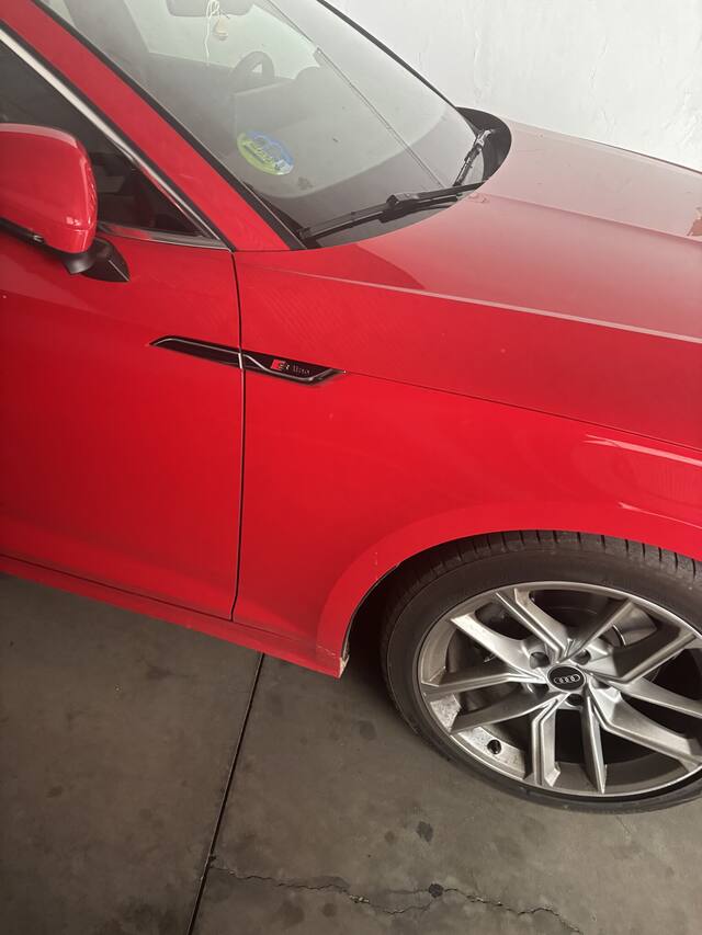 Foto 1 de 4 hecha con el móvil al Audi A5 rojo, en un garaje