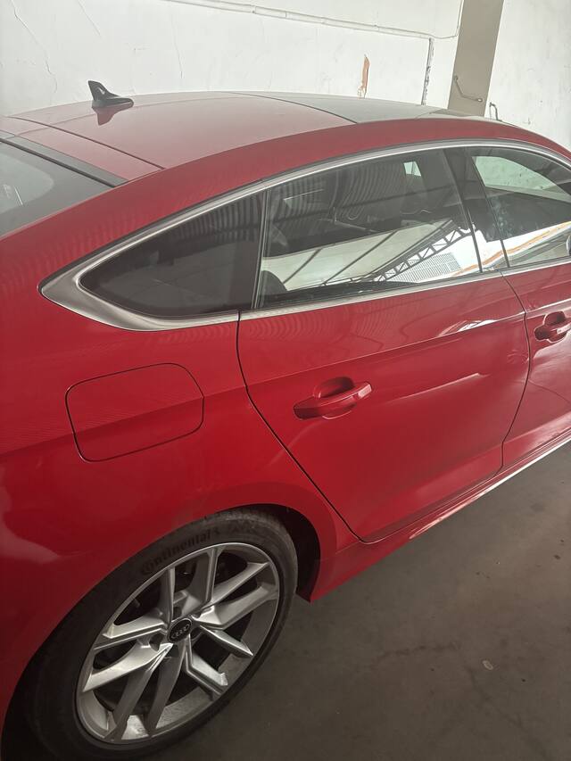 Foto 2 de 4 hecha con el móvil al Audi A5 rojo, en un garaje