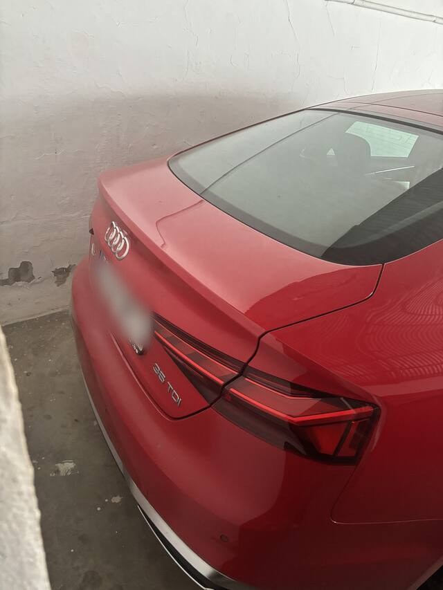 Foto 3 de 4 hecha con el móvil al Audi A5 rojo, en un garaje