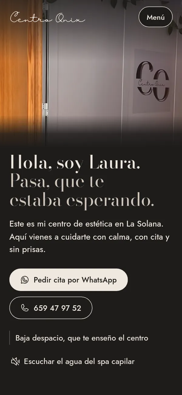 Captura de la web de Centro Ónix en el móvil: su logo, «Hola, soy Laura. Pasa, que te estaba esperando.» y el botón para pedir cita por WhatsApp